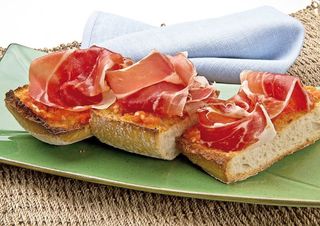 Pan tumacat con jamón serrano 