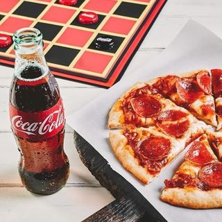 Pizza Pepperoni com Cola Cola lata