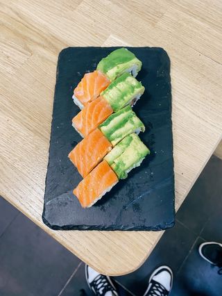 Roll De Aguacate Y Salmón (8 Uds.)