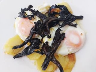 Huevos fritos con olivas