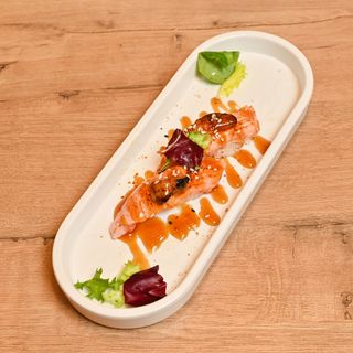 70. Nigiri Salmón (2 Uds.)