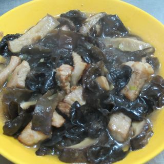 Porc cu urechi de lemn și orez