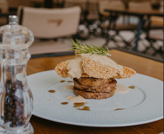 Pileći medaljoni u kremi od brusnice i  kozijeg sira