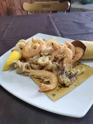 Cartoccio di gamberi e calamari