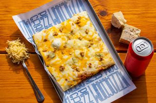 Pizza 5 Fromages - 1/4 Plateau (2 Personnes) + Boisson
