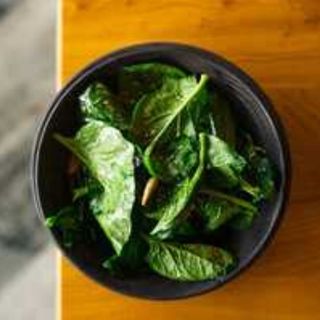 шпинат с изюмом