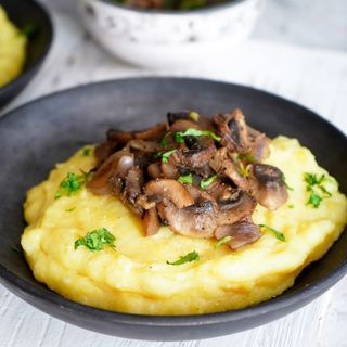 Mix ciuperci la tigaie cu mamaliguta si mujdei 300/150/50g