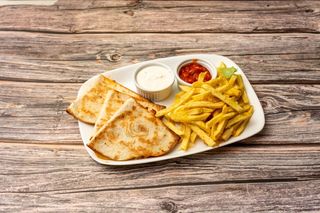 Quesadilla cu doua feluri de branza servita cu cartofi prajiti