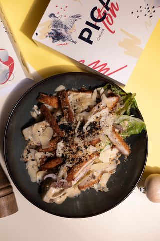 Ensalada César con lechugas pasadas por llama y pollo 