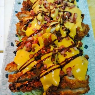 Pollo frito dorado黄金鸡排 con queso fundido y beicon