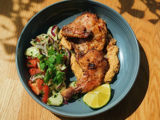 Половинка кукурудзяного курча з картопляним пюре, трюфельною олією та салатом зі свіжих овочів (500g)