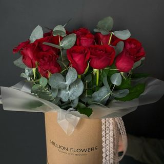 Бокс з Червоними трояндами(21 шт+ евкаліпт)