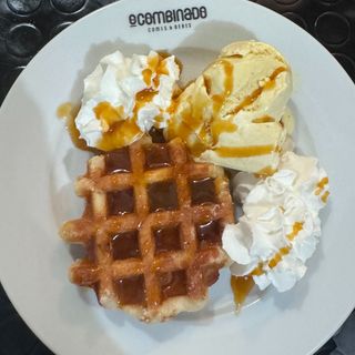 Waffle com Bola de Gelado