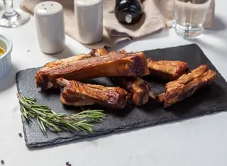 Coaste de porc cu sos barbeque și cartofi cu rozmarin