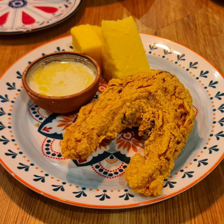 Crap prajit cu mamaliga si mujdei de usturoi