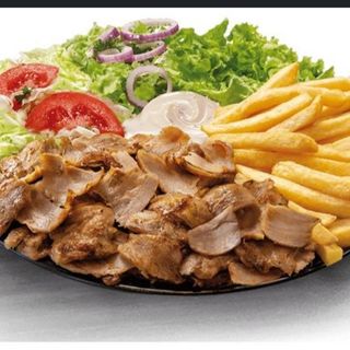 Piatto com kebab oppure falafel