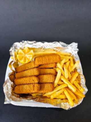 Riblji štapići s pomfritom