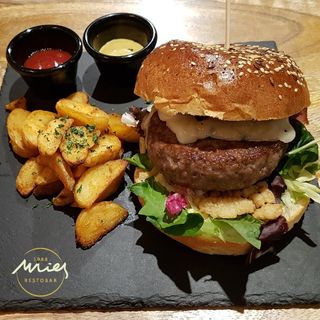 Hamburguesa Gourmet De La Finca Con Queso Y Bacon