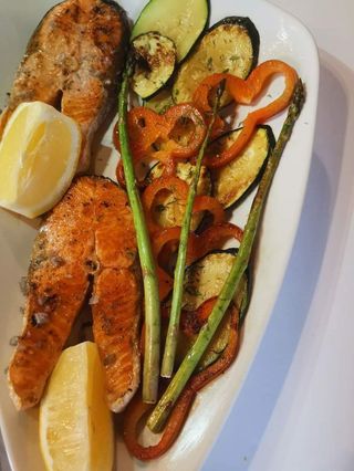 Salmón A La Plancha Y Ensalada