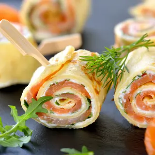 Piadina con salmone, rucola e mozzarella di bufala
