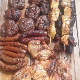 Grillades familiale plus salade plus entrée 