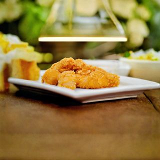 Пилешки филенца с корнфлейкс и чеснов сос (250г)