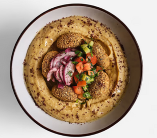 Hummus cu carne de crispy de pui