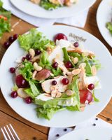 Салат куриный с клюквой