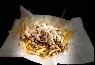 Patatine fritte con salsiccia e provola