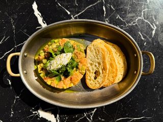 Тар-тар із лосося з огірком і лаймовою заправкою (230г)