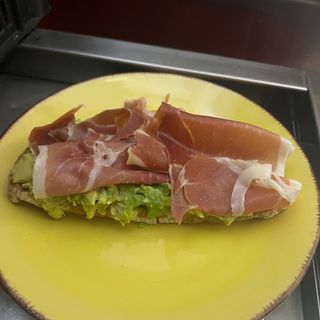 Tostada con Aguacate y Jamón Serrano 