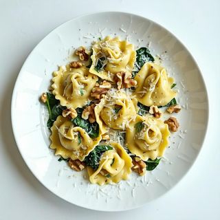 Tortelloni con gorgonzola e noci con ripieno di ricotta e spinaci