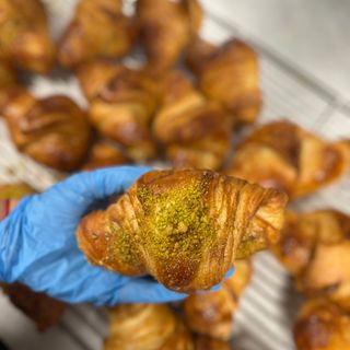 Medialuna rellena pistacho