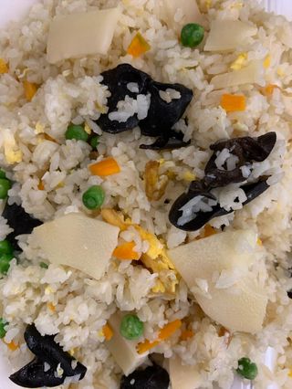 28. Пържен ориз с бамбук и гъби (900г)