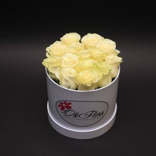 Cutie Mică Albă cu Trandafiri Albi