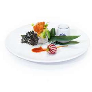 133. Chirashi salmone e avocado in ciotola di riso all'aceto