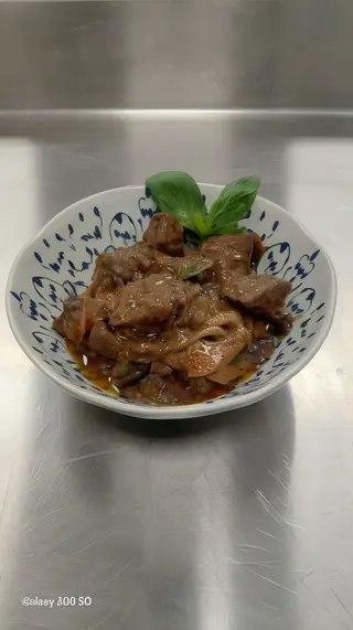 Estofado de cerdo en salsa de albahaca