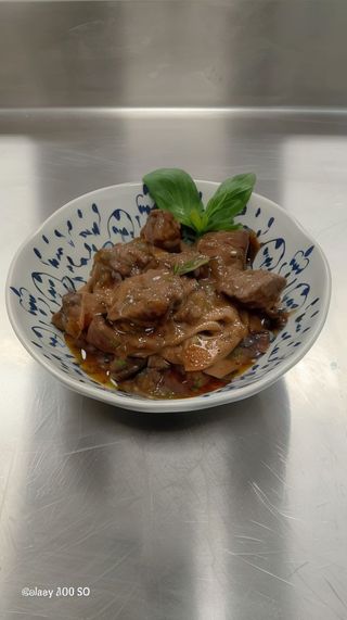 Estofado de cerdo en salsa de albahaca