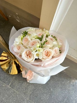 Біла троянда "White Ohara" з фрезією