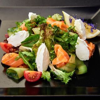 Салат з лососем та сиром Філадельфія (300г)