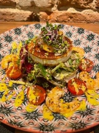 Ensalada De Queso De Cabra, Langostinos Y Salsa De Mostaza Y Miel