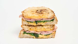 Сэндвич из деревенского хлеба с говяжьей ветчиной (370 гр.)