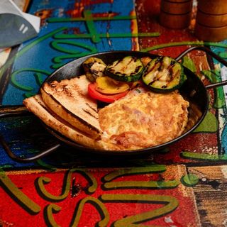 Tigaie omleta cu sunca si cascaval