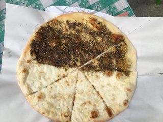 Manaiche Mixte (Zaatar-Fromage)