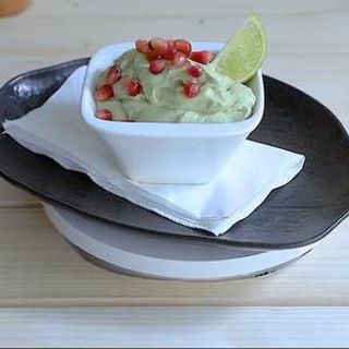 Crema de avocado cu seminte de rodie si paine prajita 220 gr