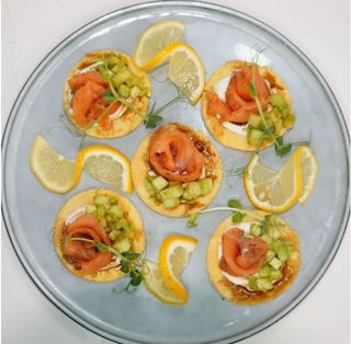 Закуска "Шпинатные панкейки" с сёмгой