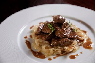 Hígado a la veneciana con cebolla