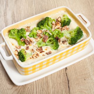 Броколи със сирена и сметанов сос (300г)