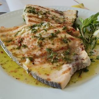 Solomillo De Atún Con Patatas Y Ensalada