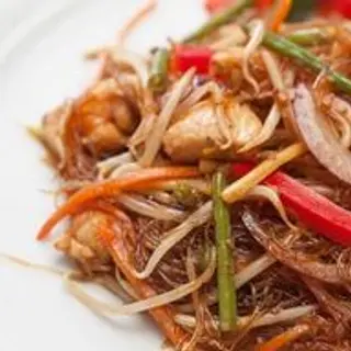 Spaghetti di soia con gamberi e verdure